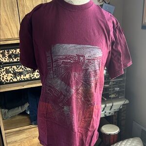 Gildan Men's Burgundy urbanian Graphic Tee - Medium